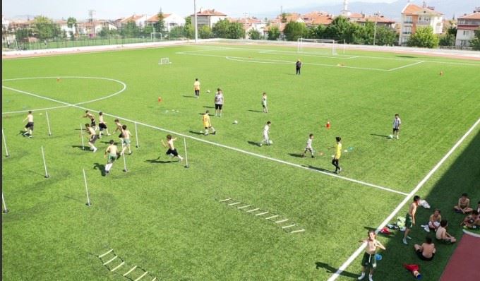 Spor Okulları kapsamında Bolvadin’de gençlere yönelik spor eğitimleri verilmeye devam ediyor.