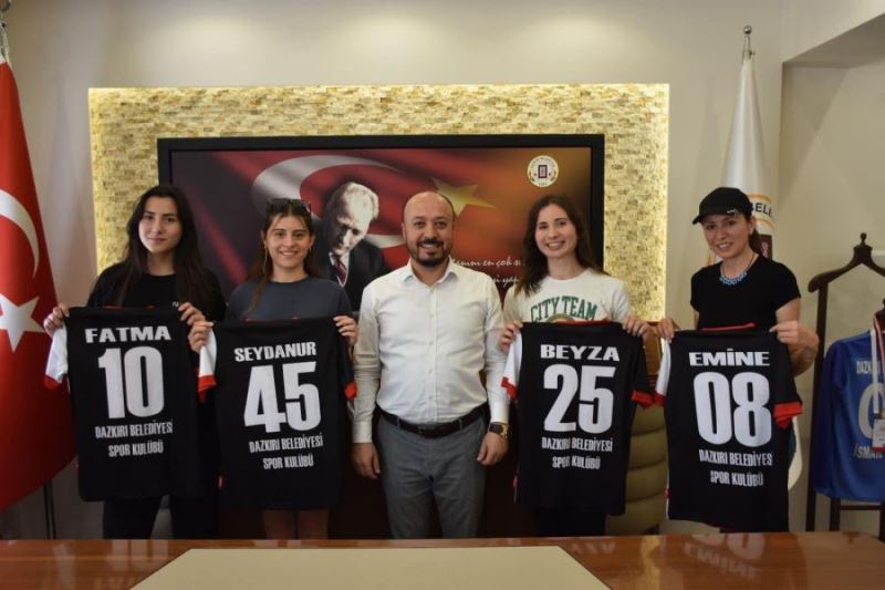 Başkan Taylan'dan Kız Voleybol Takımına Hediye