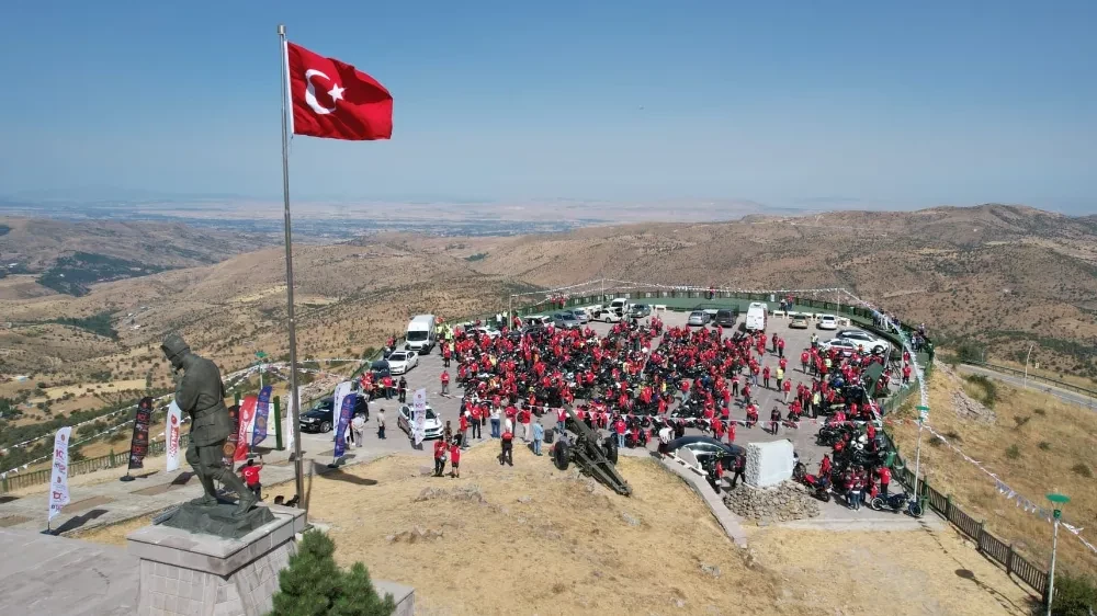 Türkiye'nin dört bir yanından gelen 500 motosikletli Kocatepe'de