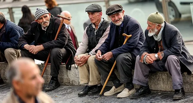 Emekliye yıl başından önce seyyanen zam yapılacak