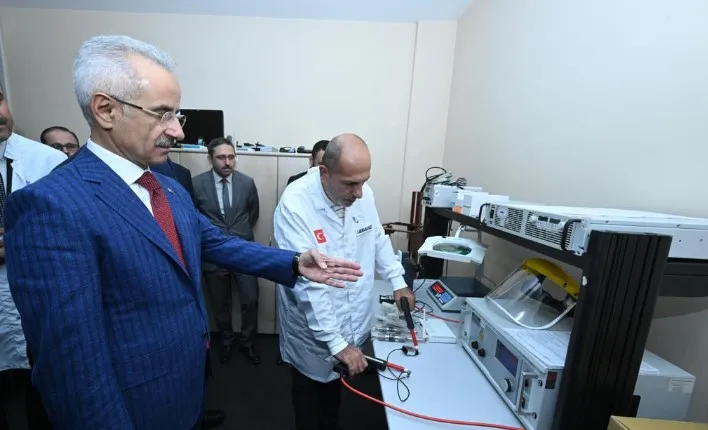 BAKAN ABDULKADİR URALOĞLU CEP TELEFONU TEST MERKEZİNİ İNCELEDİ