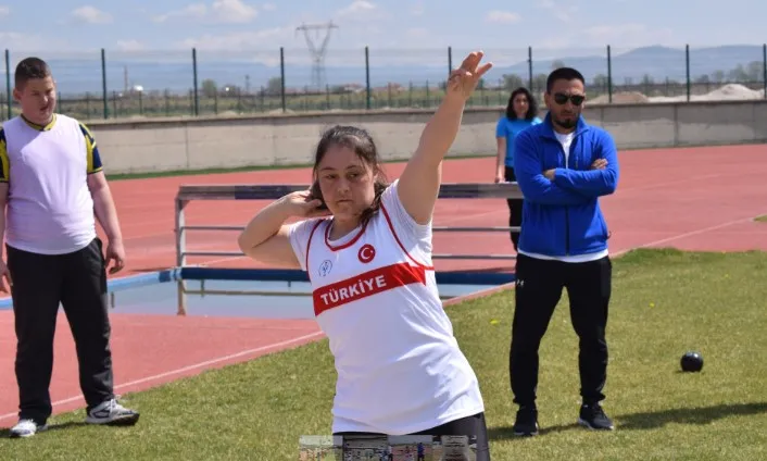 Bakan Bak Afyonkarahisar Okul Sporları birimini üstün hizmetleri için plaketle onurlandırdı