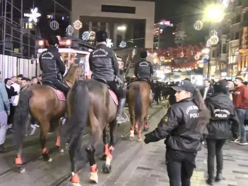 Taksim'de Yılbaşına Saatler Kala Atlı Polisler Büyük İlgi Gördü