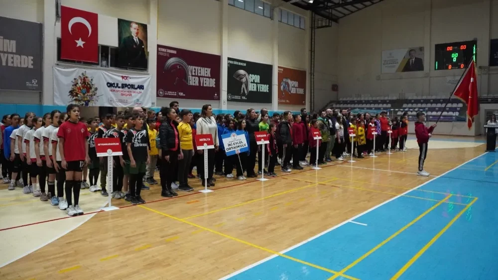 9 farklı şehirden 22 takım Afyon'da toplandı