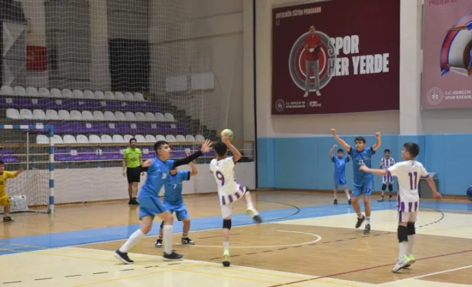 Afyonkarahisar Işıklar Ortaokulu Hentbolda Türkiye Yarı Finallerinde