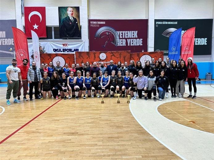 Afyonkarahisar'da Genç Kızlar Voleybol Kulüp müsabakalarında şampiyon Afyon Gençlik SK oldu