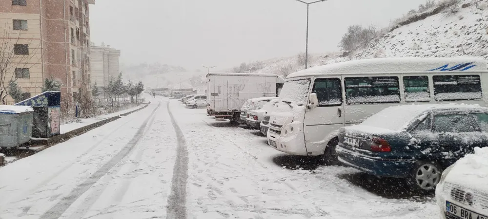 Afyonkarahisar'da kar yağışı aralıksız devam ediyor