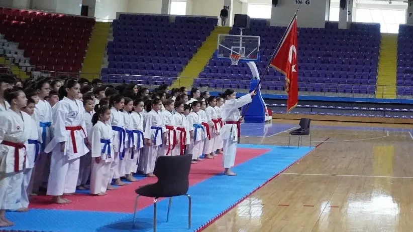 Afyon'da 170 sporcunun katılımıyla müsabakalar başladı