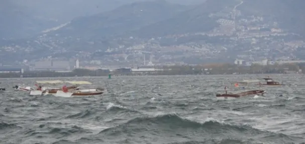 İzmir Dikili'de 10 kişi bulunan balıkçı teknesinden haber alınamadı, arama kurtarma çalışmaları devam ediyor.