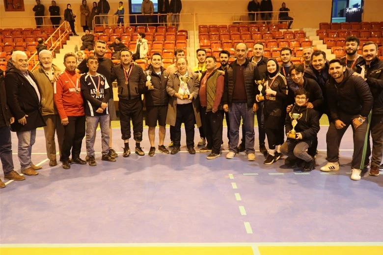 İhsaniye Kaymakamlığı'nın düzenlediği Voleybol Turnuvası'nda Gölbaşı şampiyon oldu