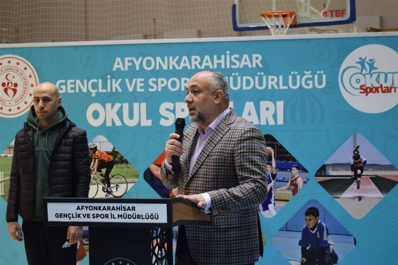 120 sporcunun katılımıyla gerçekleşen Badminton Gençler Grup müsabakaları başladı