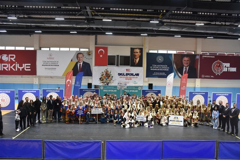 Çiğiltepe Spor Salonu'nda Okul Sporları Halk Oyunları müsabakaları coşkuyla sona erdi.