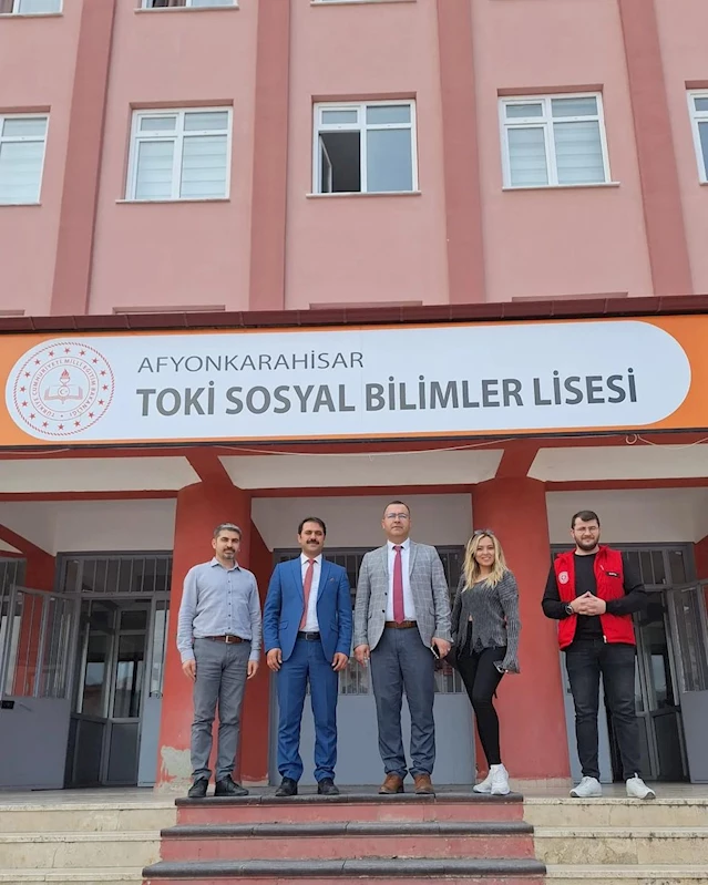 Afyonkarahisar'da Gençlik Merkezi, Toki Sosyal Bilimler Lisesi'ni ziyaret edip etkinliklerini tanıttı.