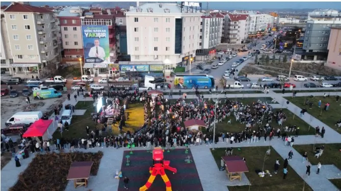 Uluçay’ın gençlik buluşmasında projelerini İngilizce anlattı