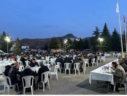 Geleneksel hale gelen Belediye tarafından tertip edilen iftar yemeğine yoğun bir katılım vardı.