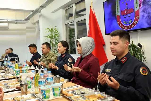 ValiDoç. Dr. Kübra Güran Yiğitbaşı, Afyonkarahisar İl Jandarma Komutanlığınca düzenlenen iftar programında önemli isimlerle bir araya geldi