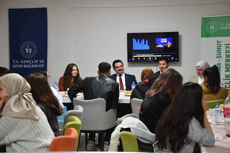 Şuhut Gençlik Merkezi'nde Kaymakam Harun Reşit Han, gençlerle iftar programında buluştu