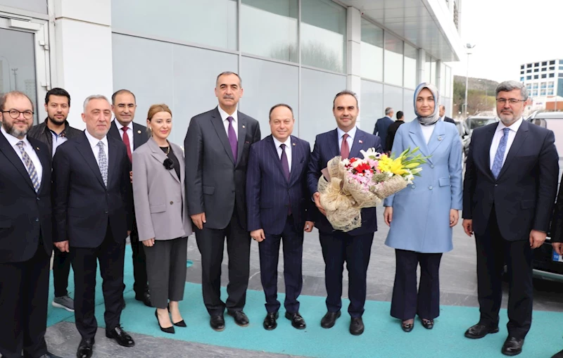 Bakan Kacır, Afyonkarahisar'ın sanayi hareketliliği ve yatırımları hakkında bilgilendirme yaptı.