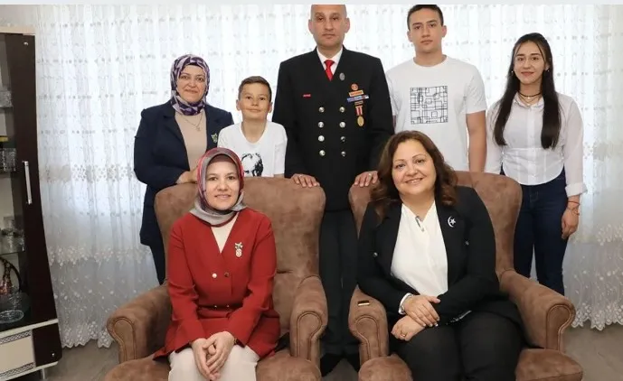 Başkan Burcu Köksal, Kumartaşlı ve şehit ailesini ziyaret etti+