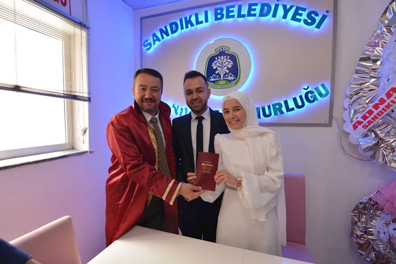 Belediye Başkanı, Genç Çiftin Mutlu Gününde Nikah Memuru Oldu