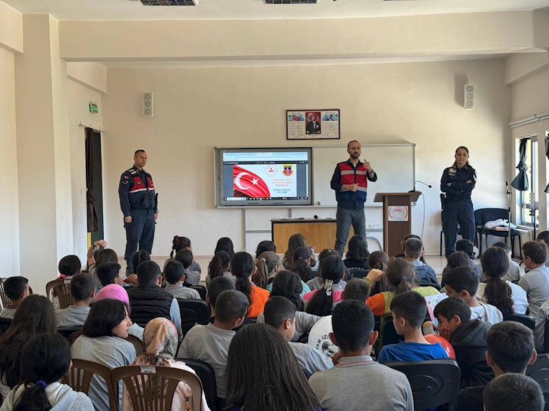 Burdur'da Jandarma, Narkotik Polisi ve Sosyal Hizmetler iş birliğiyle narkotik ve siber suçlarla mücadele eğitimi verildi