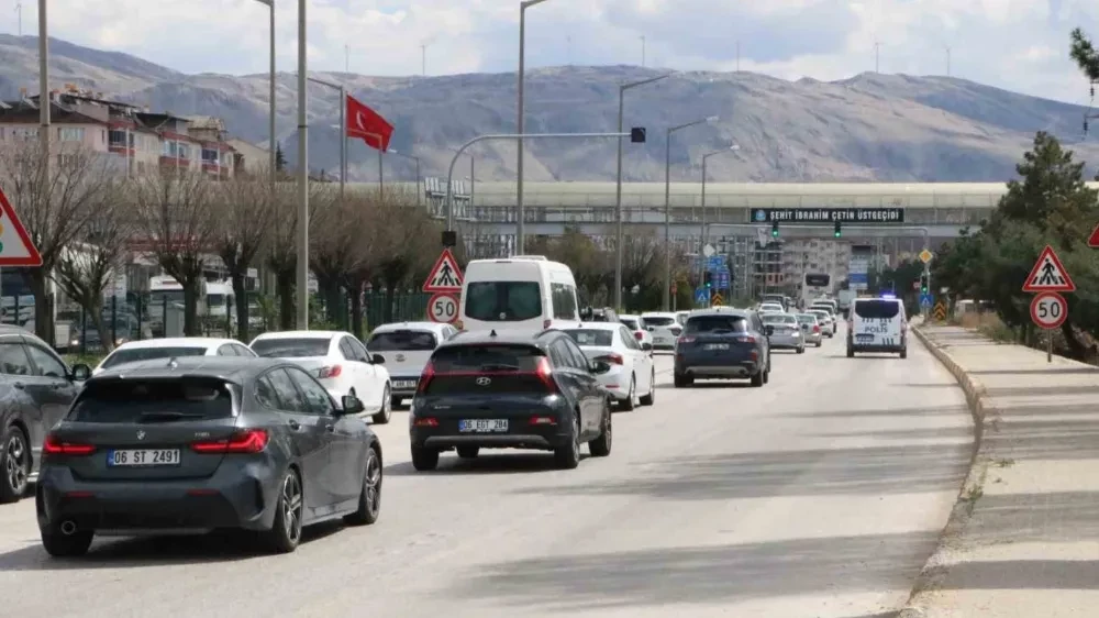 Afyonkarahisar'da Bayram Tatilinin Başlamasıyla Karayollarında Yoğunluk Oluştu