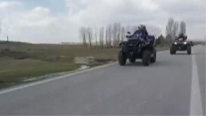 ATV'ciler çamur parkurunda yaristi