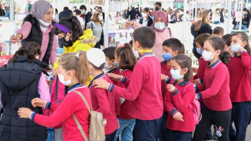 Kitap kurdu Çocuklarimiz  ülkemizin gelecegi olacak