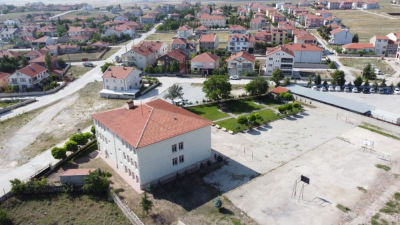 Emirdag'da  Imam Hatip Lisesi'nin yeni yapilacak binasinin ihalesi yapiliyor.