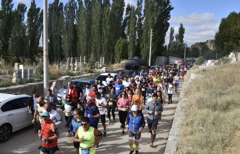 6.si Düzenlenen Frig Ultra Maratonunda 7 Kitadan 70 Sporcu Ile Türkiyenin Degisik Illerinden Gelen Bini Askin Sporcu Ter Döktü.