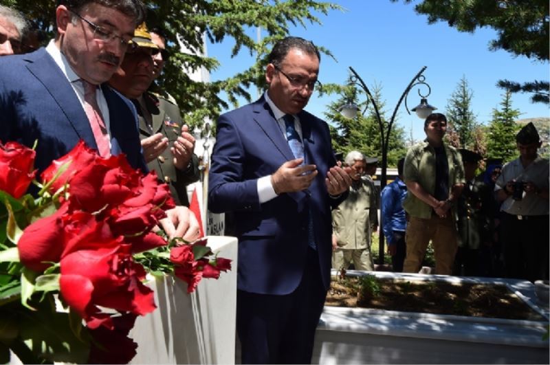 Adalet Bakani Bekir Bozdag, Yozgat?ta Düzenlenen 15 Temmuz Anma Programi Kapsaminda Yozgat Sehitligini Ziyaret Etti.