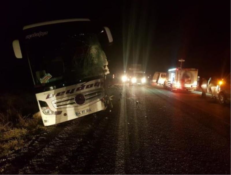 Afyonkarahisar'da yolcu otobüsü ile kamyonet çarpisti: 1 ölü, 5 yarali