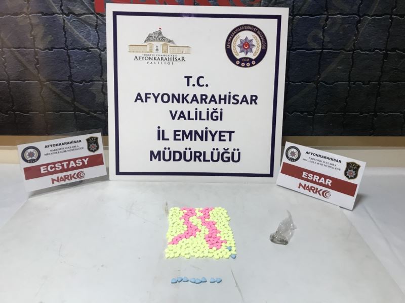 Afyonkarahisar Il Emniyet Müdürlügü Görevlilerince Uyusturucu Madde Ticaret Yapan Kisileri Kiskivrak Yakaladi