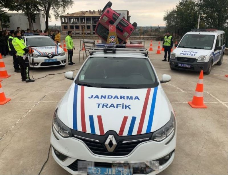 Afyonkarahisar Il Jandarma Komutanliginca çocuklarda trafik kurallari ile ilgili  çalismalarina devam ediyor.