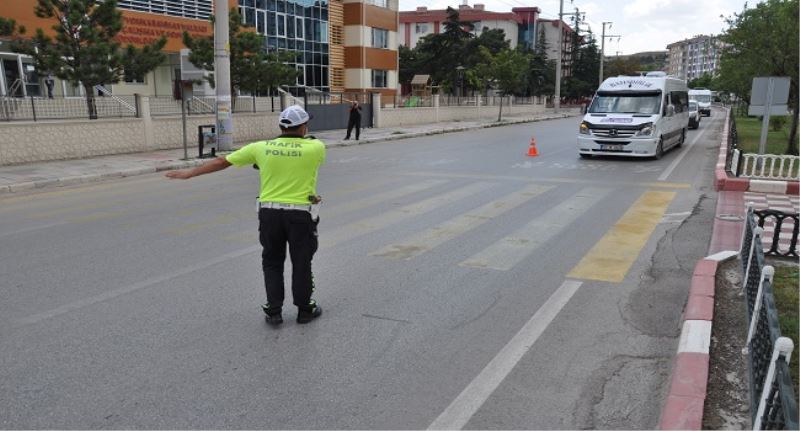 Afyonkarahisarda Polis Sokakta ‘Korona Denetimi Yapti