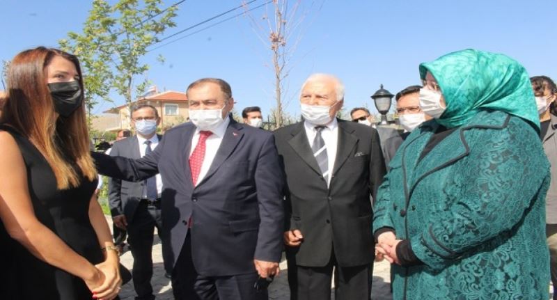 Bakan Selçuk Halaç Huzurevi Yasli Bakim ve Rehabilitasyon Merkezi'nin açilisina katildi.