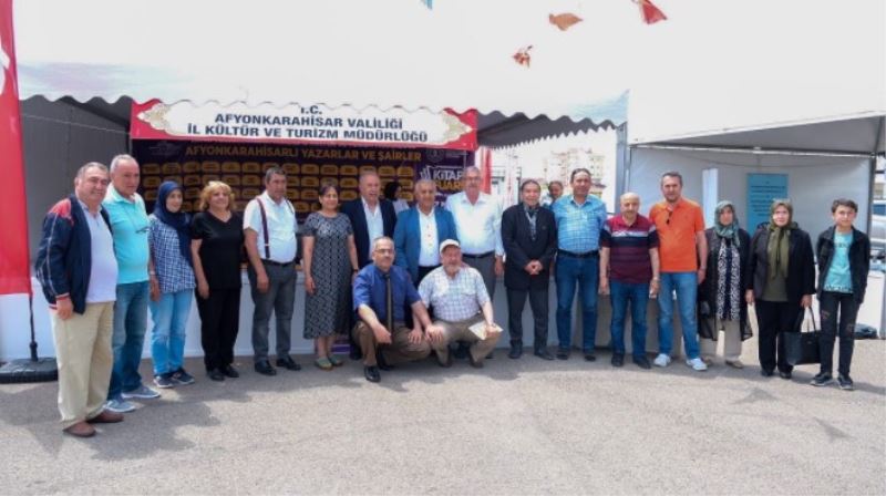 Belediye Baskani Zeybek yagis magduru kitap stantlarina destek oldu