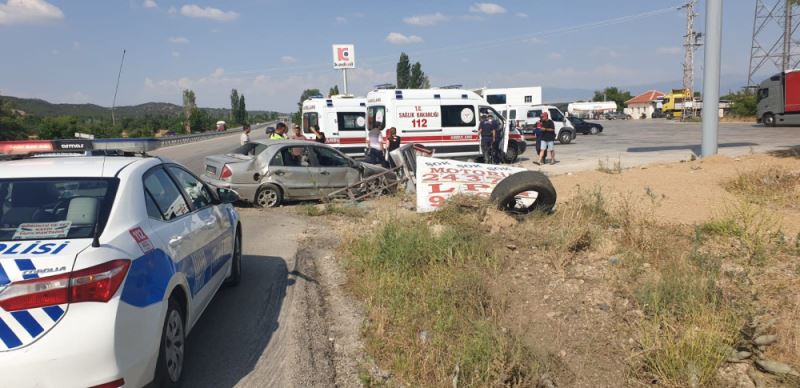 Benzinlik Tabelasina Çarpan Sürücü Yaralandi