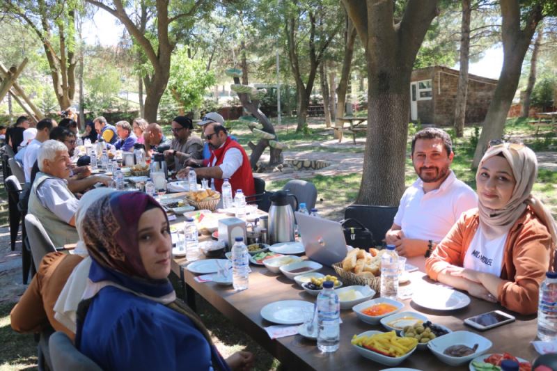 Birlik ve beraberlikle mesleki egitimi önemsiyoruz.