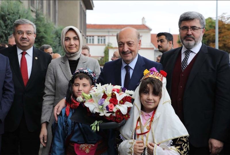 ?Çalisma ve Sosyal Güvenlik Bakani Vedat Bilgin, Valilik Seref Defterini imzaladiktan sonra Valilik Makamina geçti.