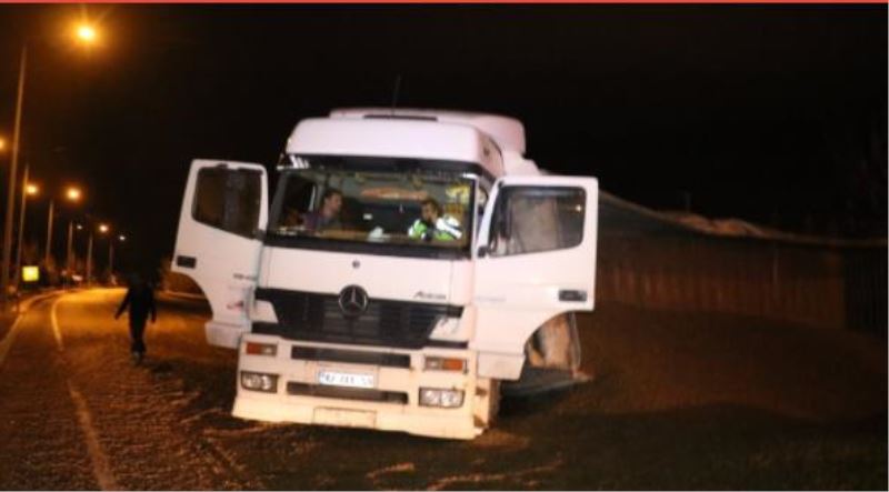 DIREKSIYON HAKIMIYETINI KAYBEDEN TIR SÖFÖRÜ AZ KALSIN CANINDAN OLUYORDU.