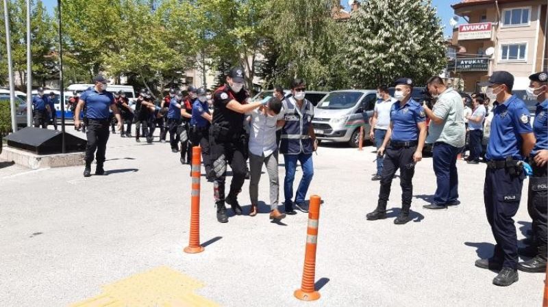 Dügünde Polisleri Yaralayan 6 Kisiden 5I Tutuklandi