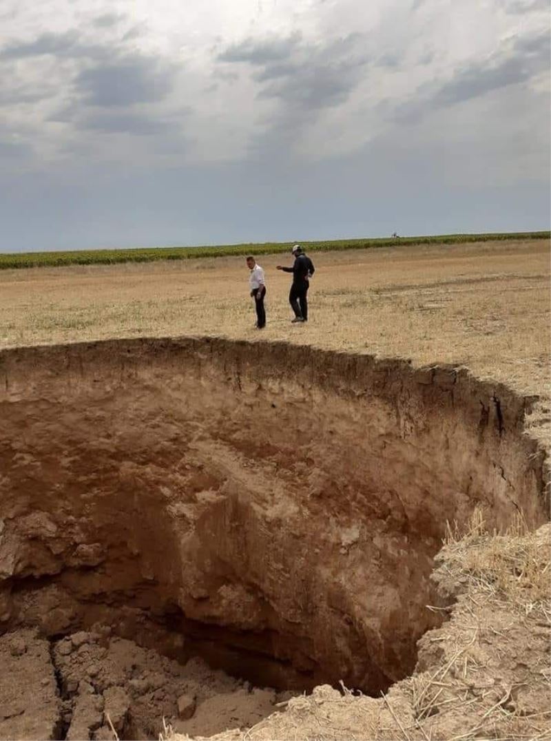 Emirdag Da Tarlalarda Olusan Dev Obruklar Panige Neden Oldu.