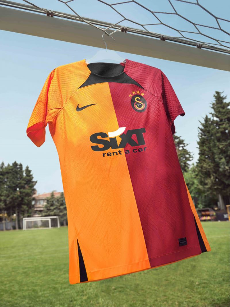 Galatasaray ve Nike, 2022 - 2023 sezonu iç saha formasini görücüye çikardi.