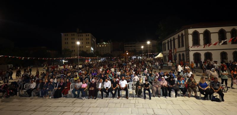 Geleneksel Yaz Aksamlari, Zafer Meydaninda Yapildi.