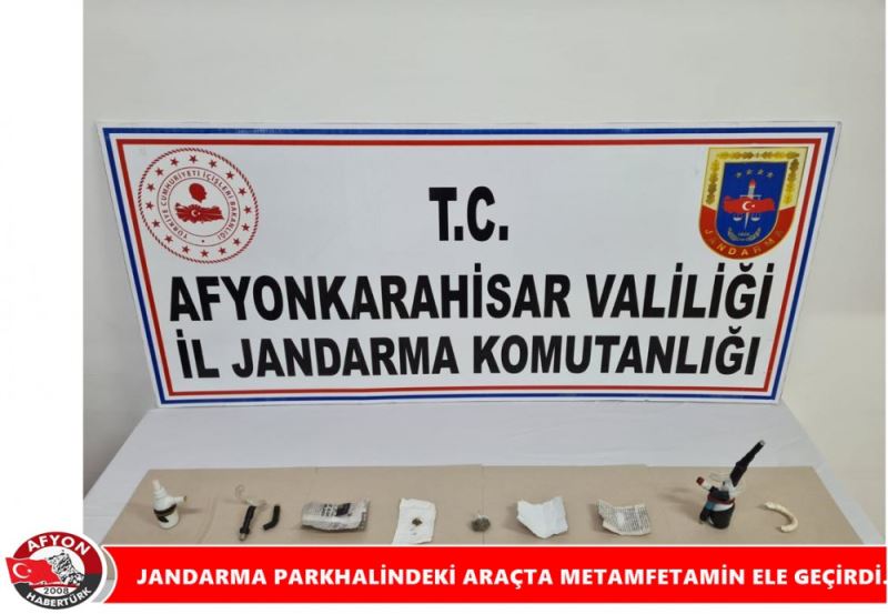 JANDARMA PARK HALINDEKI ARAÇTA METAMFETAMIN ELE GEÇIRDI.