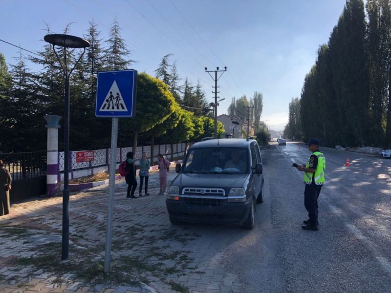 JANDARMADAN OKULLARA YAKIN BÖLGELERDE SIKI DENETIM YAPILDI.