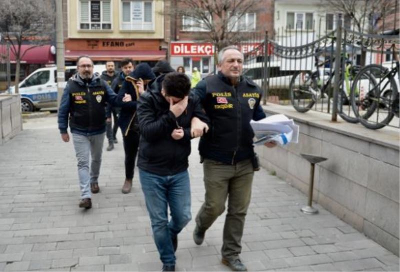 Kendilerini Polis Olarak Tanitip 43 Bin Tl Dolandirdilar