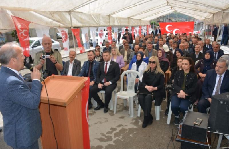 MHP’de bayramlasmaya Parti binasinda Yapildi.