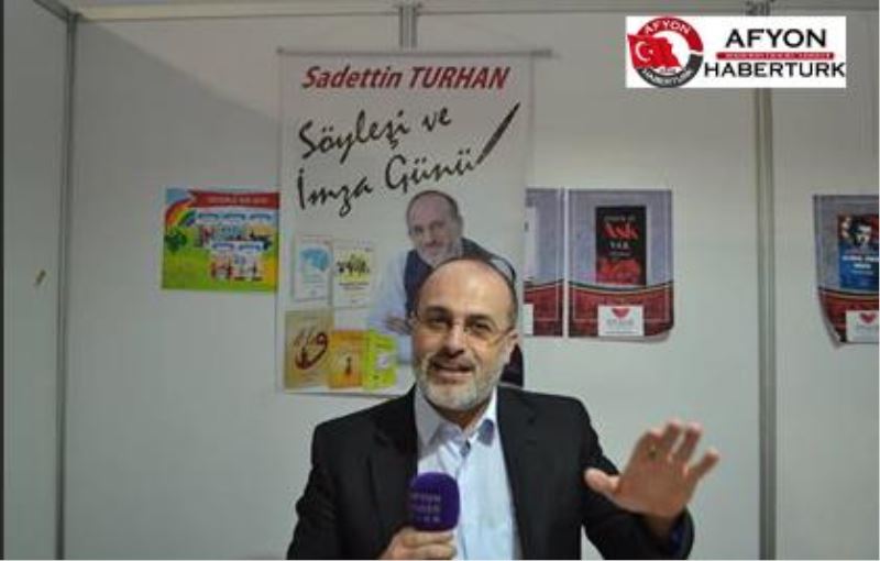 Sadettin Turhan  Kitap Fuarinda Çoskulu Kapanisa Imza Atti.